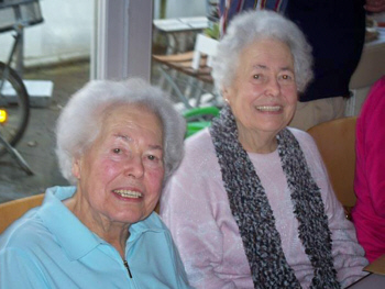 Die Zwillinge Christa Appelmann (re) und Ingrid Brmmer